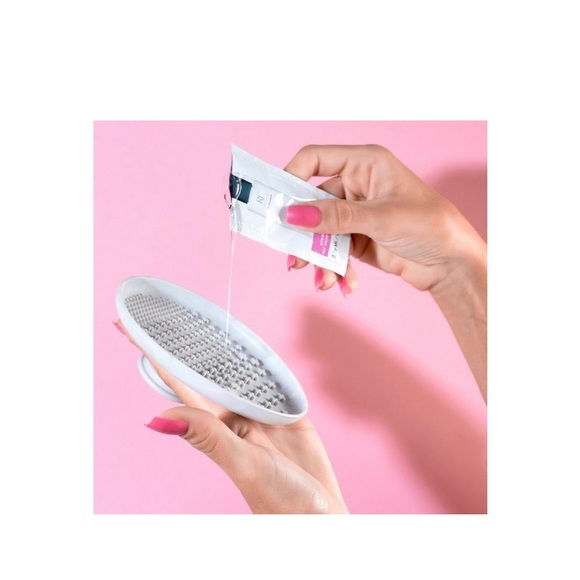 ✨HOST PICK✨ IT brush and Real Techniques brush cleaning palette set - Picture 3 of 6